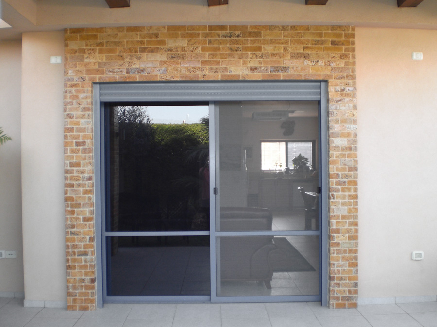 חיפוי אבן מסביב לויטרינה