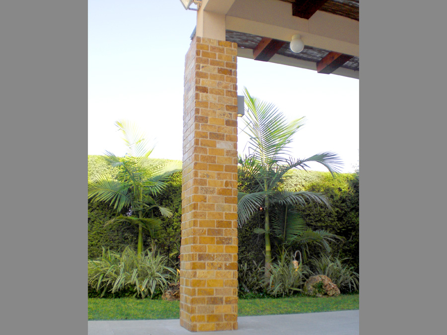 חיפוי אבן בעמוד פרגולה